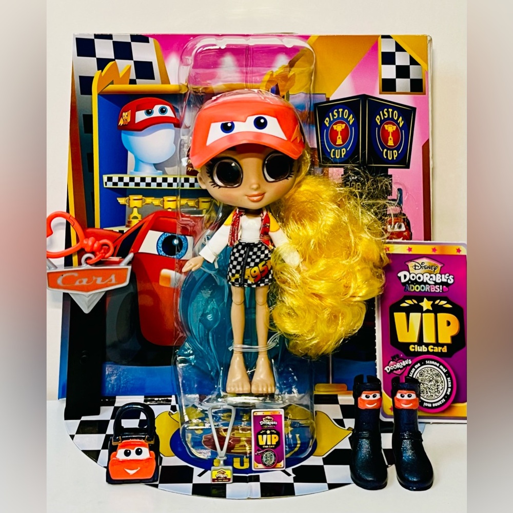 Disney Doorables ADOORBS! IZZY Lightning McQueen CARS SUPERFAN Doll